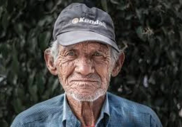 التجاعيد التي على وجهي ليست من العمر، بل من التجارب