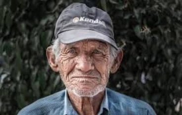 التجاعيد التي على وجهي ليست من العمر، بل من التجارب