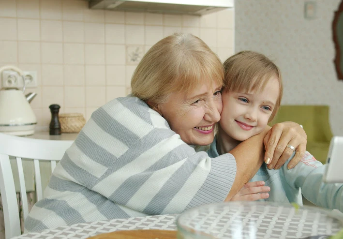 يؤكد العلم ما تعرفه جدتك بالفعل: العناق يشفي كل شيء تقريبا