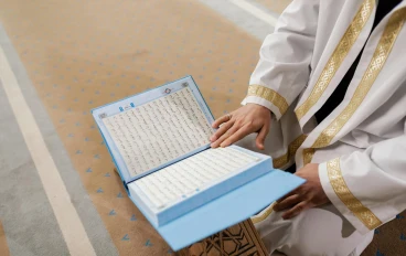 حين تنصت لآيات الله… يتغيّر قلبك ويتبدّل حالك: أثر قراءة القرآن في حياة المسلم