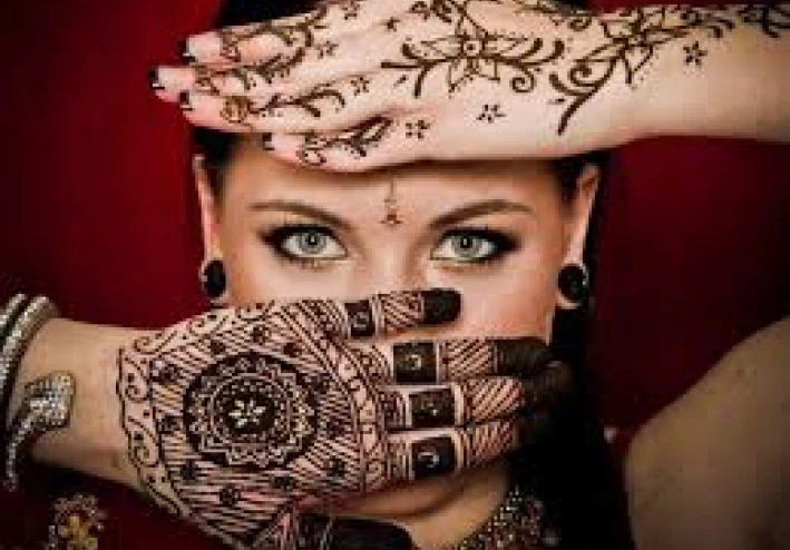 الحناء البلدي… سرّ الجمال الطبيعي وسحر المرأة الصحي والجمالي