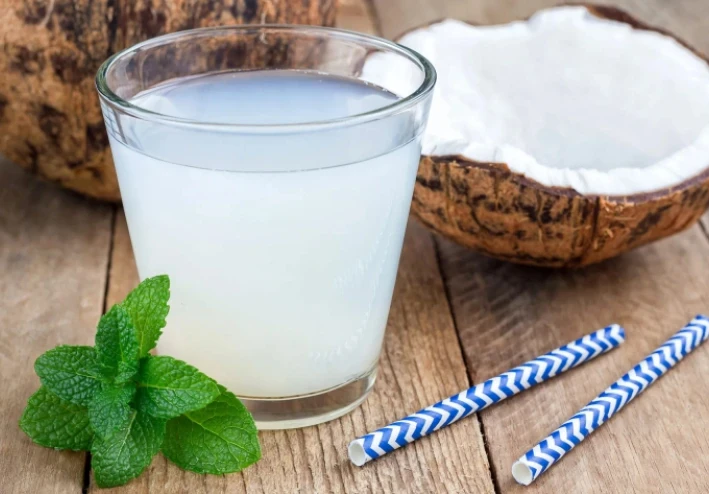 🥥 ماء جوز الهند: شراب الطبيعة السحري لصحة الجسم والعقل