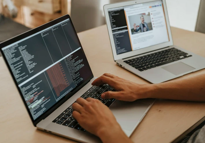 هل سيحل الذكاء الاصطناعي محل المبرمجين فعلًا؟ بين وعود التقنية وحكمة الخالق في تمييز الإنسان بالعقل.