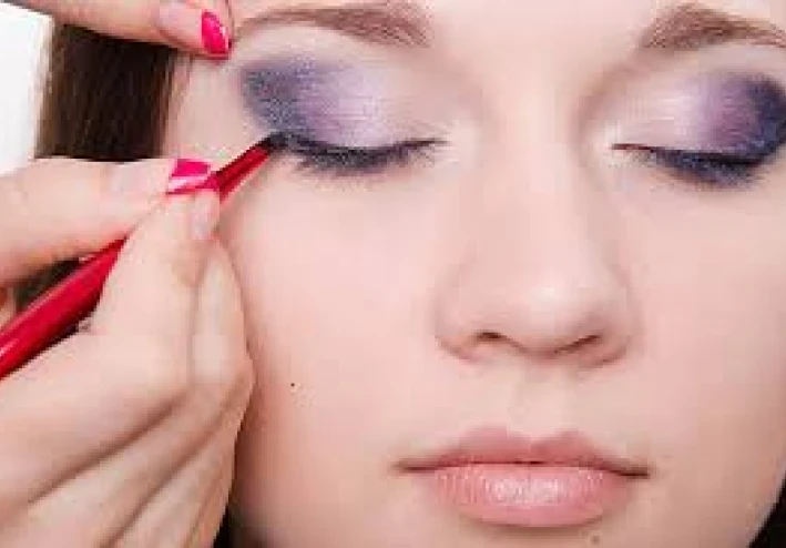 الاستخدام المفرط للمكياج وأضراره على البشرة   ((الأسباب والعلاج الطبيعي))