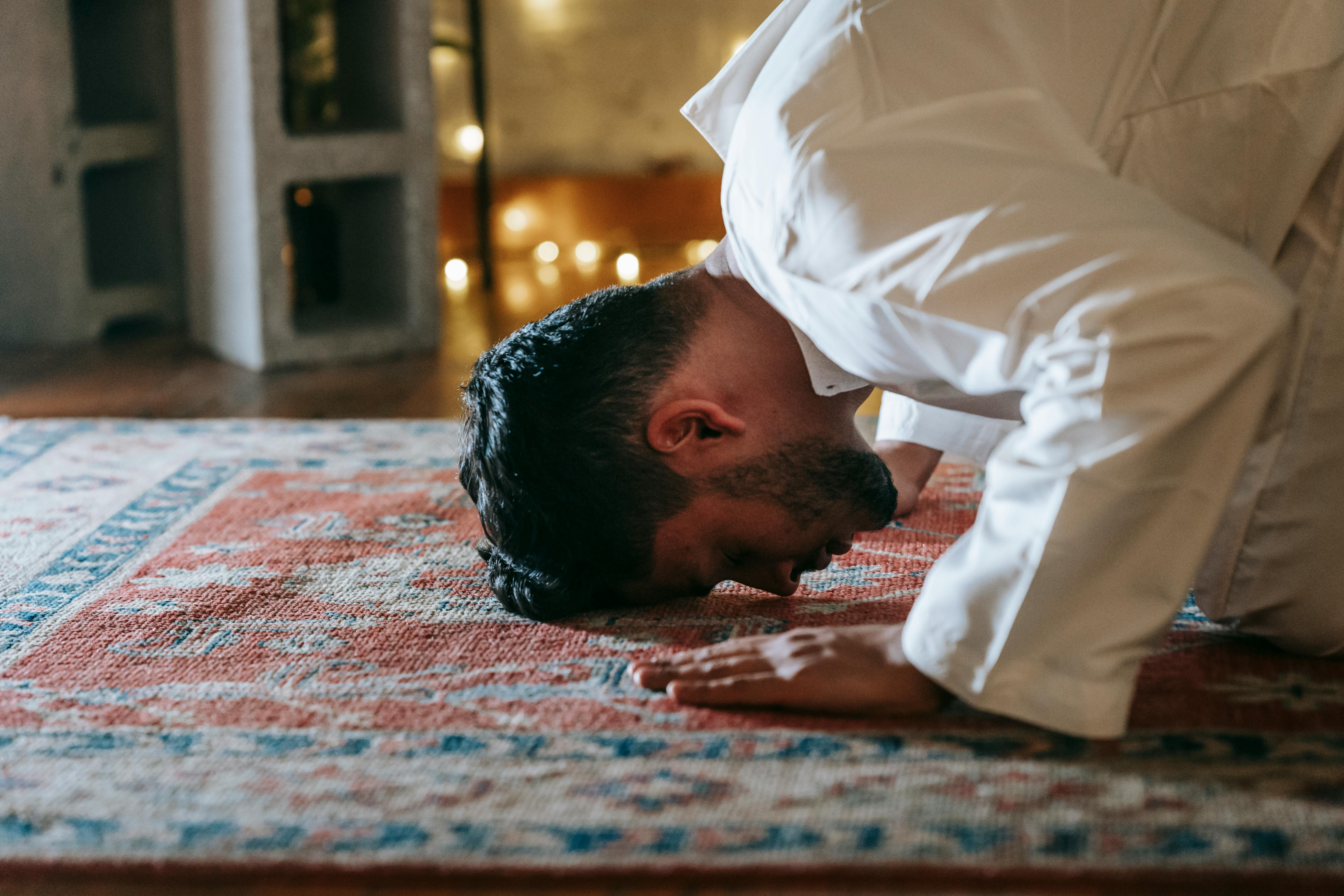 article image for عارف إيه أول حاجة هيتسأل عليها العبد يوم القيامة؟ الإجابة هتخليك تعيد حساباتك!