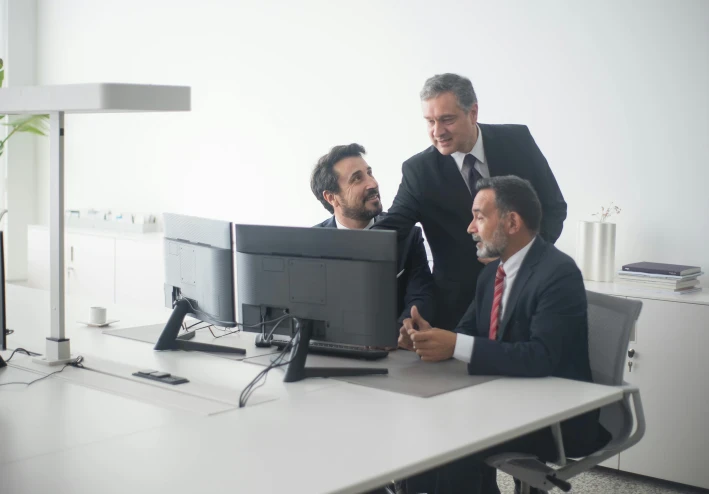 ذكاء التواصل: كيف تتحدث ليحبك الناس دون مجاملة زائدة؟