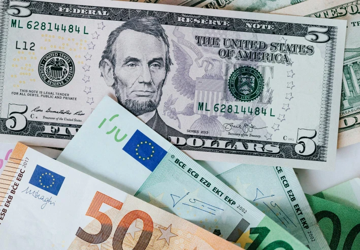 💰 الربح من الذكاء الاصطناعي بين الحقيقة والخيال
