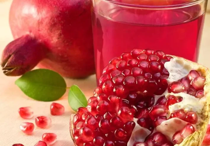 🍷 عصير الرمان: مشروب طبيعي يحمل أسرار الصحة والجمال