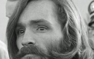 "أغرب شخصيات التاريخ"   تشارلز مانسون – زعيم الطائفة القاتلة