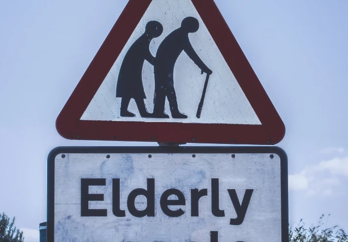 الدور الاستراتيجي للأخصائي الاجتماعي: تعزيز جودة الحياة والدعم الشامل لكبار السن في المجتمع