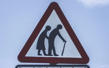 الدور الاستراتيجي للأخصائي الاجتماعي: تعزيز جودة الحياة والدعم الشامل لكبار السن في المجتمع