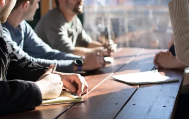 من الولاء إلى الوعي: دراسة تحليلية لكيفية تحول إدارة علاقات العملاء (CRM) إلى محرك أساسي لتنمية رأس المال الفكري