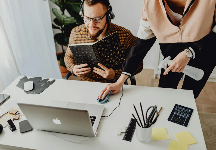 فن التعامل مع الأشخاص السلبيين دون أن تخسر طاقتك مهارات تواصل ذكية تحافظ على راحتك النفسية بروح إيمانية