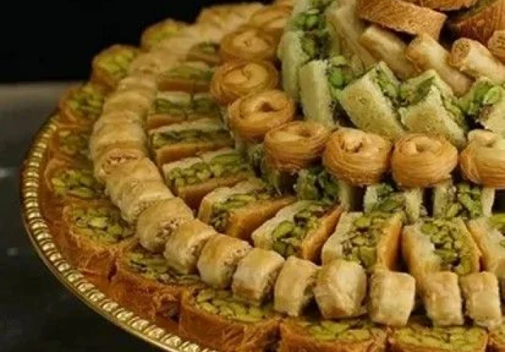 🍯 المقال: البقلاوة… حلوى الملوك وسيدة المذاق الشرقي