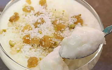 الرز بلبن… الحلوى الشرقية الكلاسيكية التي تجمع بين الطعم الغني والراحة النفسية