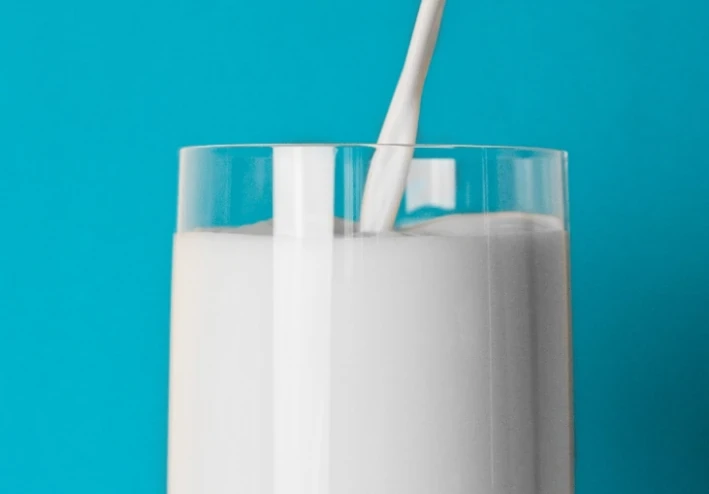 🥛 اللبن: غذاء الطبيعة الكامل وسر الصحة المتجددة