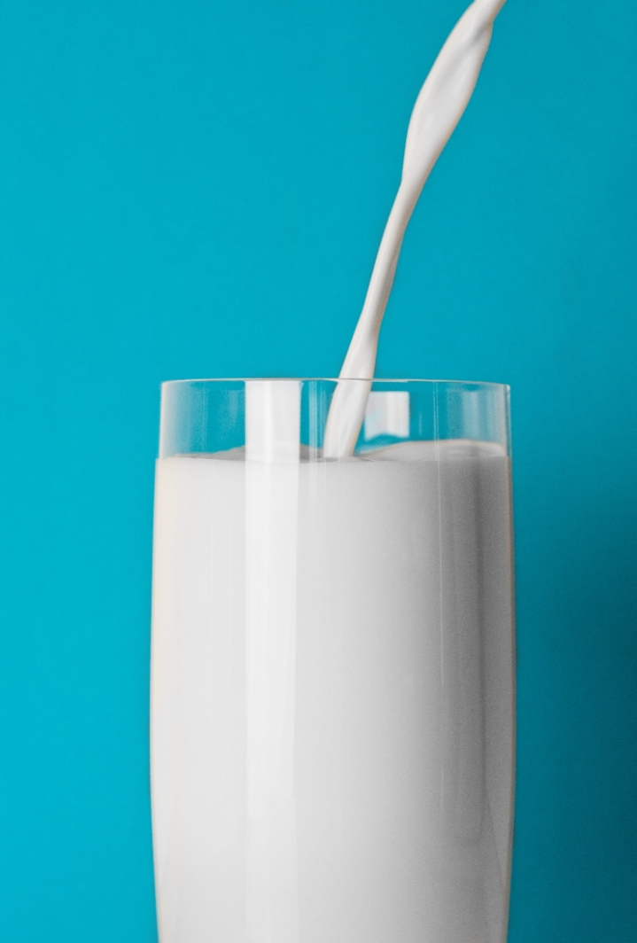 صورة مقال 🥛 اللبن: غذاء الطبيعة الكامل وسر الصحة المتجددة