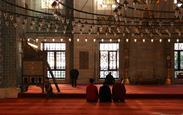 ليه الصحابة كانوا بيشعروا براحة وسكينة بمجرد الصلاة؟ الجواب أبسط مما تتخيل.