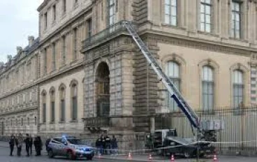 سرقوا مجوهرات متحف اللوفر... بـ «ونش عفش عرايس»!   ....وكسروا الزجاج المقاوم للرصاص .