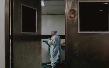 جريمة في العيادة: مقتل طبيب مرموق يفتح ملف أمن الكوادر الطبية والتحقيق يكشف خيوط الجريمة الغامضة