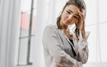 القلق الصامت، حين تبتسم في الخارج بينما تغرق في الداخل.