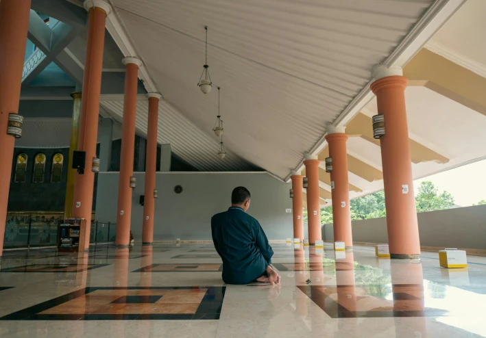 كيف تُصلّي على النبي ﷺ حتى تنال شرف رؤيته في المنام؟