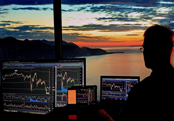 "العملات الرقمية: سر الأثرياء الجدد وكيف يمكنك أن تكون واحداً منهم!"