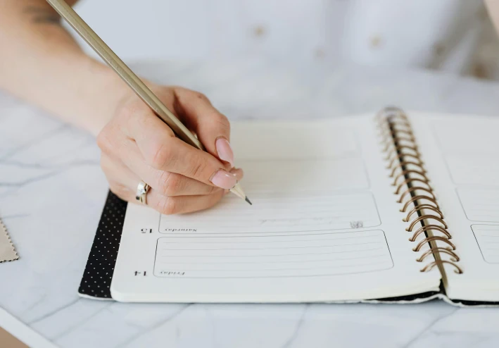 كيف تخطط لأسبوعك باحتراف وتنجز ضعف المهام؟ (بصياغة إسلامية عملية)