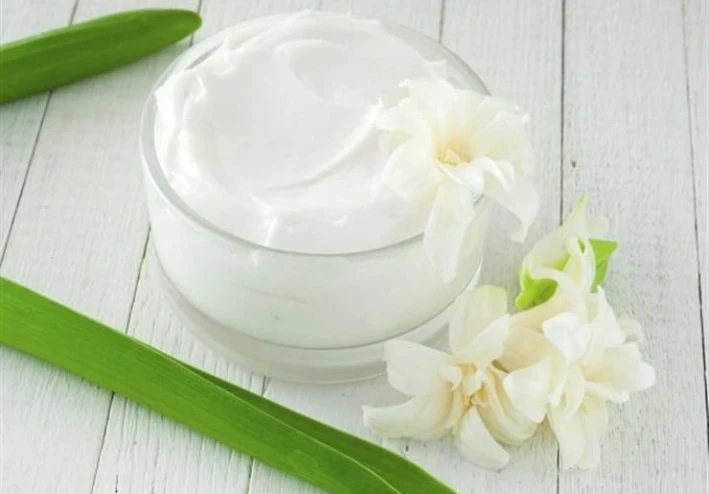 طريقة تحضير مرطب طبيعي بالبيت بخطوات يسيرة ومكونات آمنة.