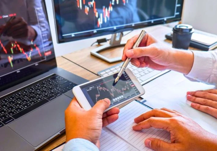 💰 الجزء الرابع من التداول والاستثمار: إدارة رأس المال واستراتيجيات تقليل المخاطر: سر البقاء في عالم التداول