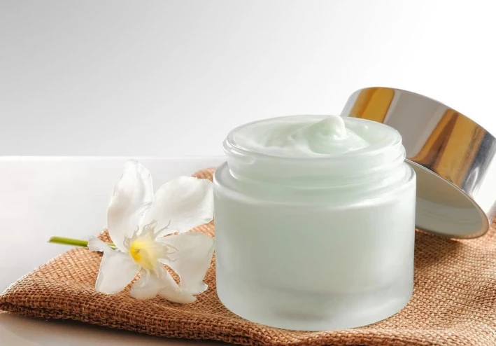كيفية صنع كريم مرطب طبيعي في البيت بخطوات بسيطة ومكونات مأمونة