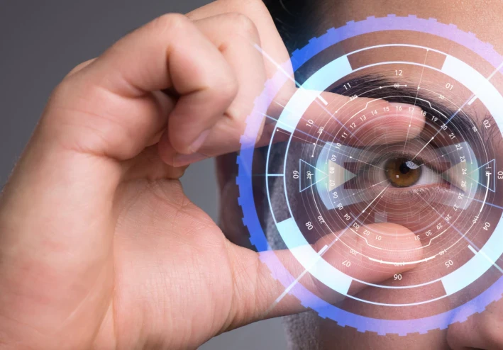 تكنولوجيا زرع العين الإلكترونية مع نظارات الواقع المعزز: أمل جديد للمكفوفين