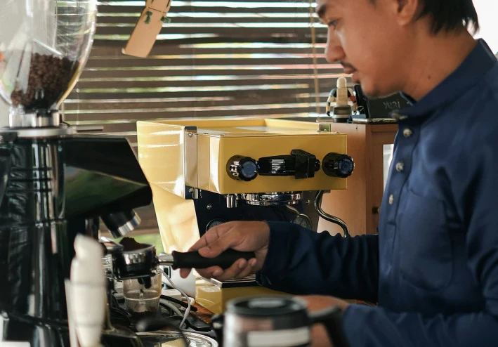 بائع القهوة المحترف: دور أساسي في صناعة الضيافة وتجارة التجزئة.