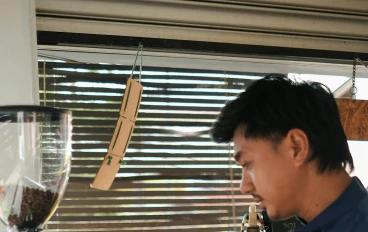 بائع القهوة المحترف: دور أساسي في صناعة الضيافة وتجارة التجزئة.