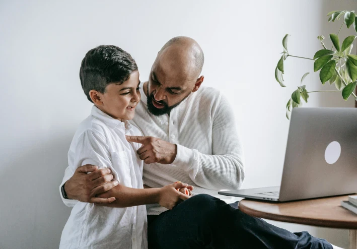 كيف تربي أبناءك تربية إسلامية متوازنة؟ منهج النور لبناء جيل قوي في زمن الفتن