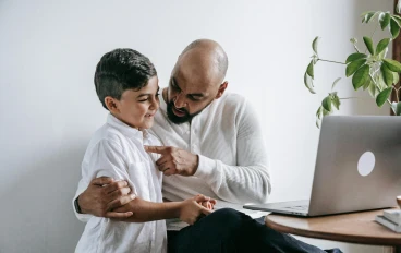 كيف تربي أبناءك تربية إسلامية متوازنة؟ منهج النور لبناء جيل قوي في زمن الفتن