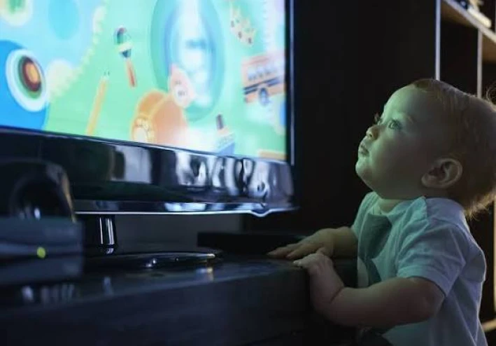 التلفزيون والهواتف: سُمٌّ صامت في حياة الأطفال