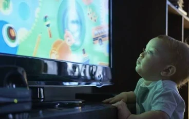 التلفزيون والهواتف: سُمٌّ صامت في حياة الأطفال