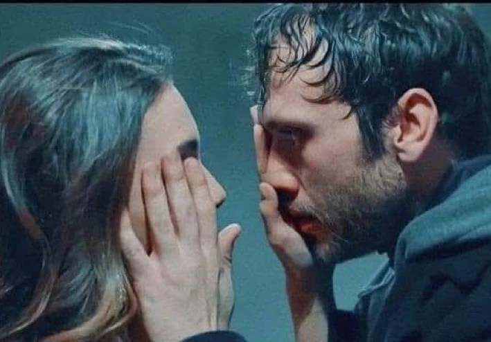 مرآة الإنسان وسحر المشاعر