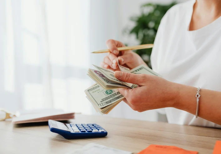 كيف تبدأ الاستثمار وتنمّي دخلك بذكاء: دليل عملي لتحقيق الحرية المالية