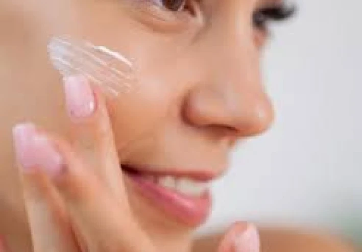 البشرة الدهنية: علاماتها، وطرق العناية بها، ومميزاتها وسلبياتها