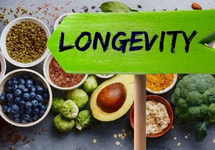 الغذاء الذي يطيل العمر: أسرار النظام الغذائي الذكي لإبطاء الشيخوخة وتحسين جودة الحياة