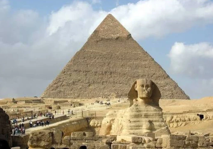 هرم خعفرع الأوسط وآثاره