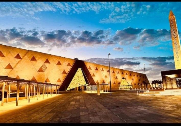 «الفجر الجديد للحضارة المصرية: افتتاح المتحف المصري الكبير وولادة عصر جديد في قلب الأهرامات»