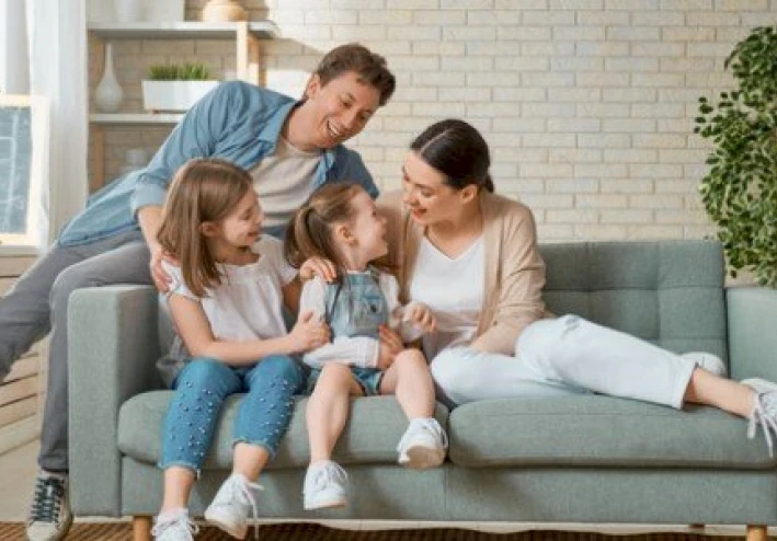 التربية الحديثة للطفل: مقاربة متوازنة بين المميزات والعيوب