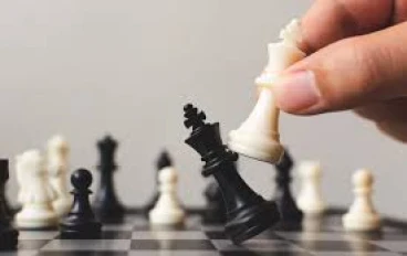 ♟️ تاريخ لعبة الشطرنج: من الجيوش القديمة إلى عقول الملوك