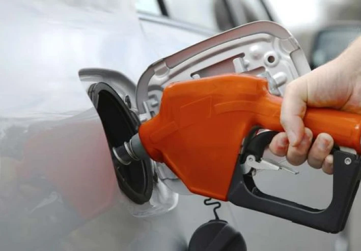 البنزين: تعرف على أصله واكتشافه وكيفية تصنيعه واستخداماته وأضراره بالتفصيل