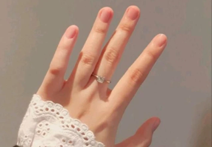 طريقة عمل سيروم طبيعي لتطويل وتقوية الأظافر بالنهار والليل بخطوات سهلة في المنزل