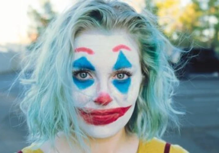 روح الدعابة والاكتئاب: من يُضحِك الآخرين يعاني هو أيضًا.