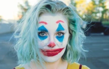 روح الدعابة والاكتئاب: من يُضحِك الآخرين يعاني هو أيضًا.